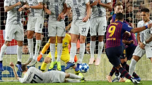 La barrera de cocodrilo se popularizó a partir de esta defensa de Marcelo Brozovic a Luis Suárez en el encuentro entre Inter y Barcelona de 2018