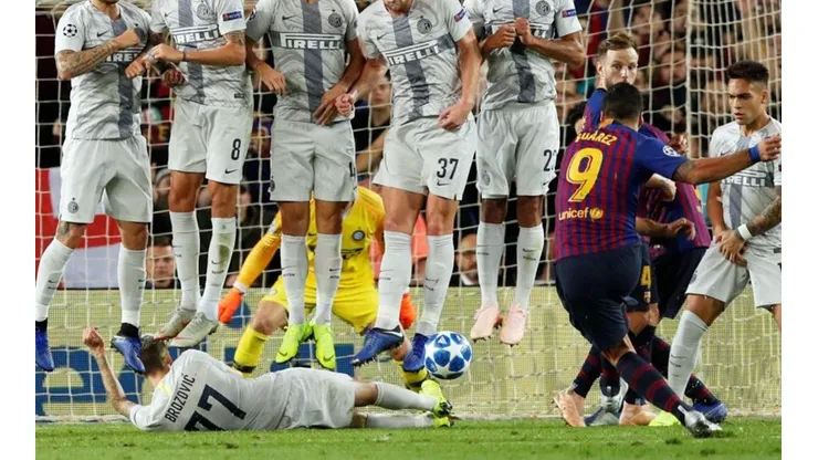 La barrera de cocodrilo se popularizó a partir de esta defensa de Marcelo Brozovic a Luis Suárez en el encuentro entre Inter y Barcelona de 2018