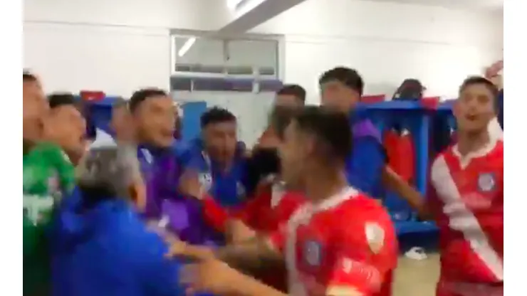 El plantel celebrando la victoria ante la UC