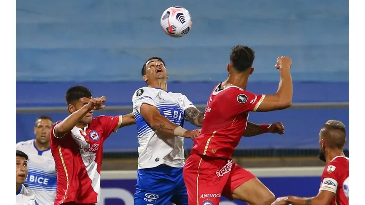 Universidad Católica cayó ante Argentinos y quedó muy complicada en la Libertadores.