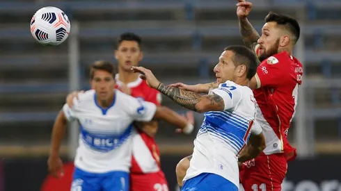 Argentinos dominó a Universidad Católica a domicilio y la dejó complicada en la Libertadores.