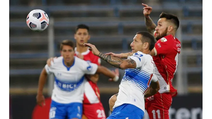 Argentinos dominó a Universidad Católica a domicilio y la dejó complicada en la Libertadores.
