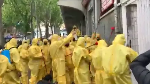 Hinchas del Rayo Vallecano limpiando su estadio tras visita de derechistas