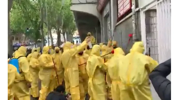 Hinchas del Rayo Vallecano limpiando su estadio tras visita de derechistas
