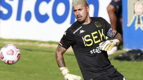 Mono Sánchez se candidatea a Colo Colo y dice que puede dejar en el banco a Brayan Cortés.