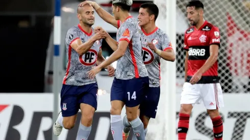 Sacha Sáez le cambia la cara a La Calera contra Flamengo con el gol del 2-1 parcial.