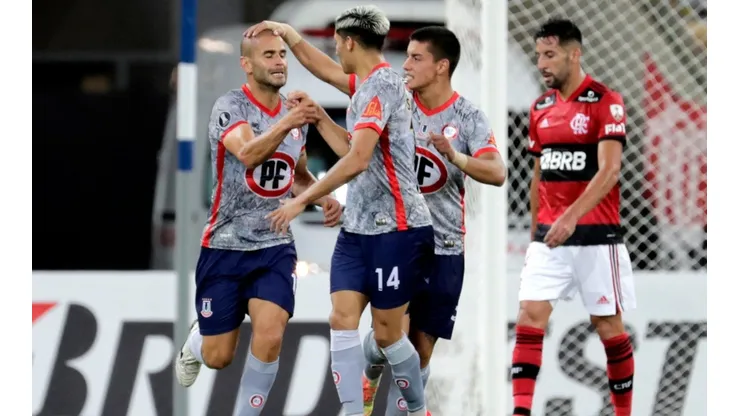 Sacha Sáez le cambia la cara a La Calera contra Flamengo con el gol del 2-1 parcial.