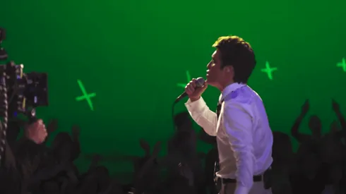 Diego Boneta grabando las escenas en el Festival de Viña del Mar para Luis Miguel, la serie.