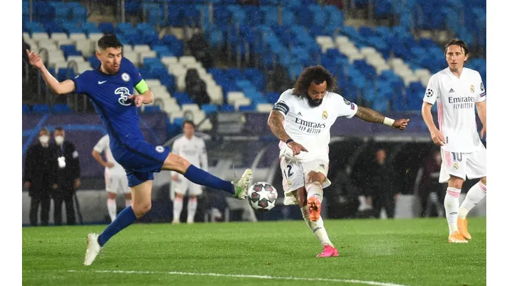 El capitán Marcelo intentando un shoot frente al Chelsea