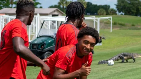 Los jugadores de Toronto FC se fotografiaron con el cocodrilo.