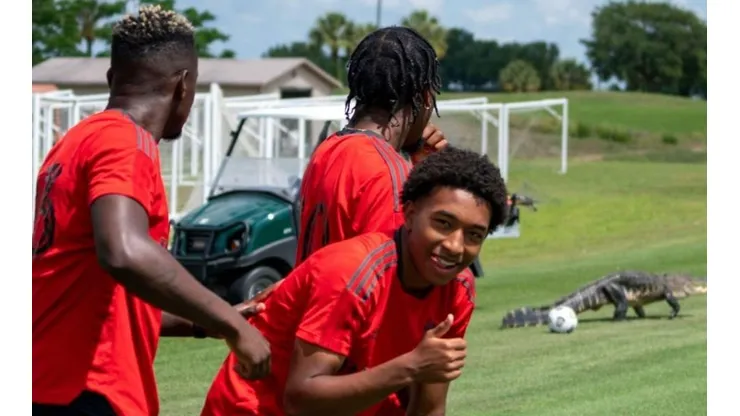 Los jugadores de Toronto FC se fotografiaron con el cocodrilo.