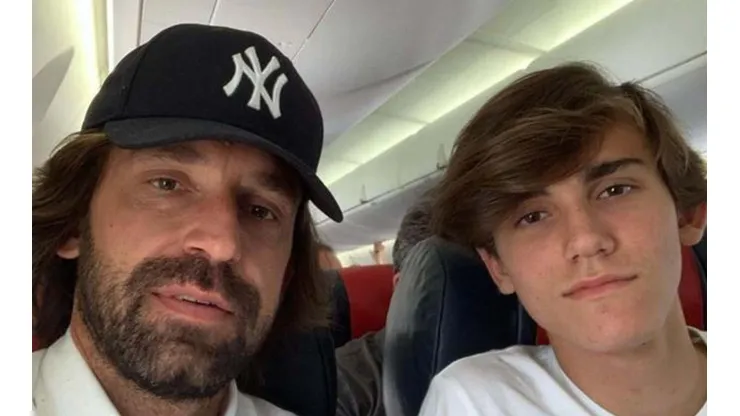 Andrea Pirlo junto a su hijo Nicolo