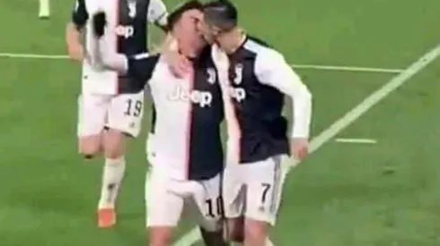 Los románticos pensaron que Dybala y Cristiano se daban un beso apasionado, pero no era para tanto la celebración