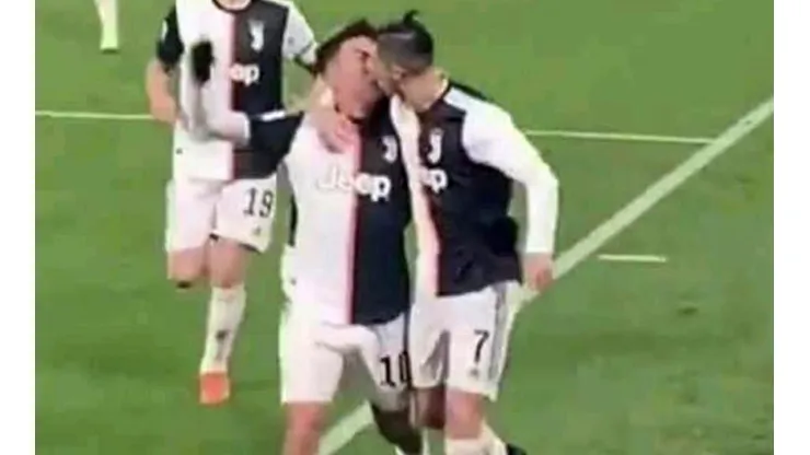 Los románticos pensaron que Dybala y Cristiano se daban un beso apasionado, pero no era para tanto la celebración