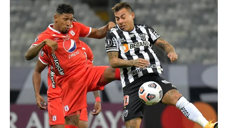 Eduardo Vargas fue titular ante América Cali en sufrido triunfo de Atlético Mineiro.