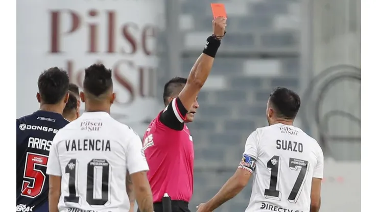 Gabriel Suazo vio la tarjeta roja en los instantes finales del Superclásico que le ganó Colo Colo a Universidad de Chile en el estadio Monumental.