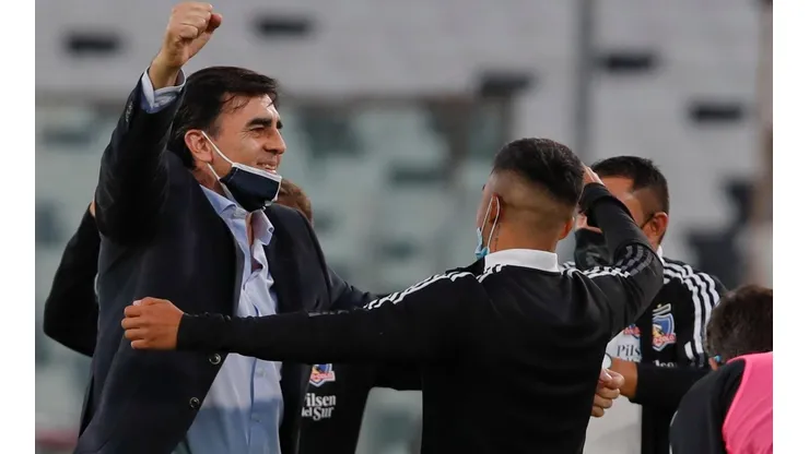 Gustavo Quinteros celebra el triunfo de Colo Colo en el Superclásico.