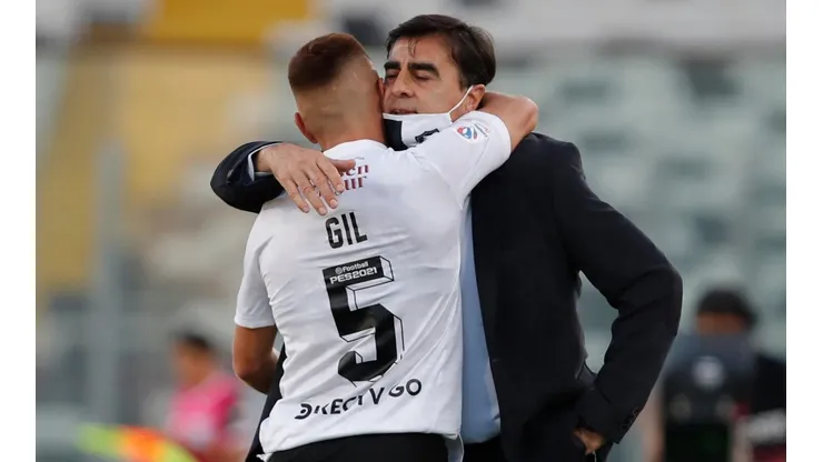 Gustavo Quinteros se abraza y le agradece a Leonardo Gil en el Superclásico que Colo Colo ganó.