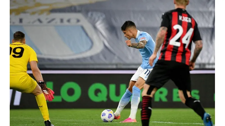 Lazio dejó prácticamente sin oportunidades a Milan en la Serie A.