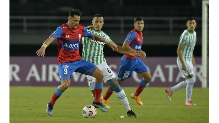 Católica cayó en su debut frente a Atlético Nacional