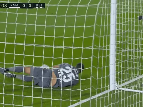 Gran atajada de Bravo a Benzema para evitar el gol de Real Madrid