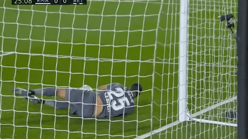 Bravo y una buena tapada a Karim Benzema frente al Real Madrid.