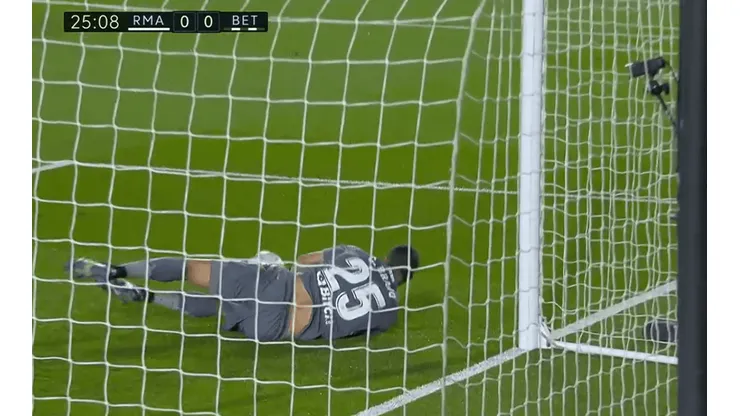 Bravo y una buena tapada a Karim Benzema frente al Real Madrid.