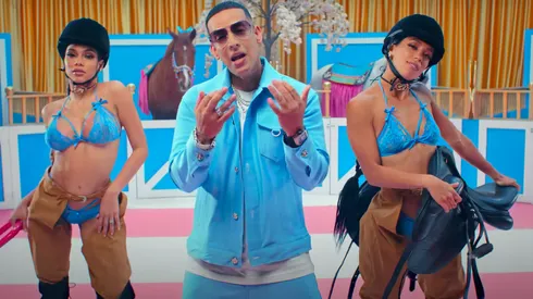 Daddy Yankee en el video oficial de El Pony.