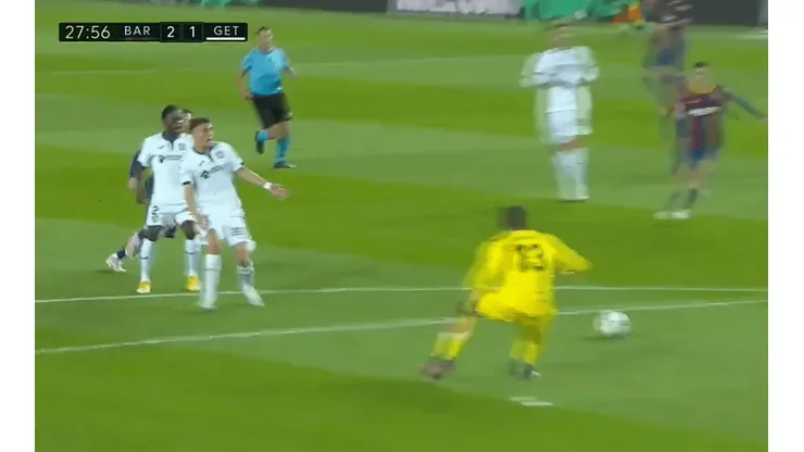 Sofian Chakla hizo un insólito autogol ante Barcelona.