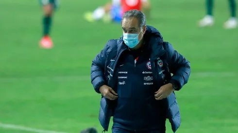 Martín Lasarte está en constante comunicación con sus dirigidos.