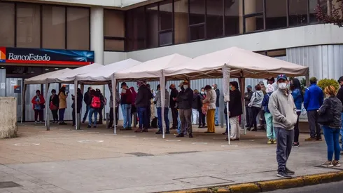 Sucursal de Banco Estado con una larga fila de personas