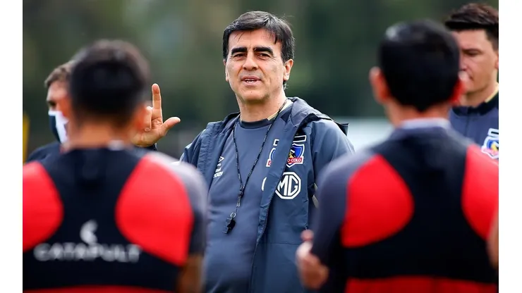 Gustavo Quinteros ha visto cómo evoluciona su autoridad sobre el plantel de Colo Colo, nada menos que en semana de Superclásico