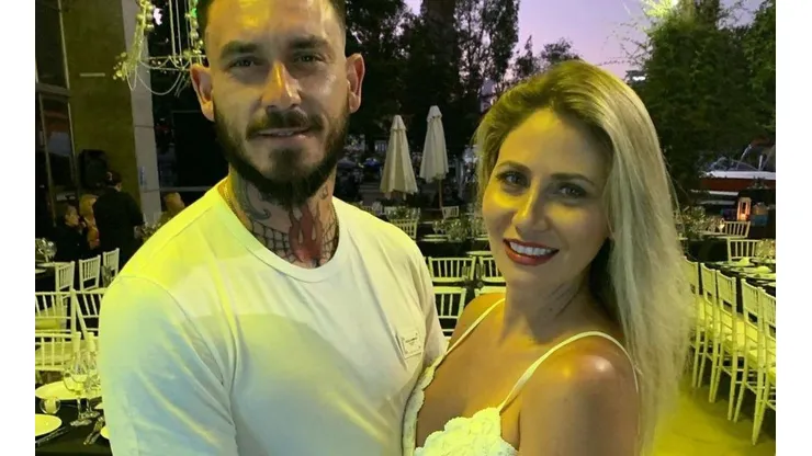 Mauricio Pinilla junto a su esposa Gisella Gallardo.