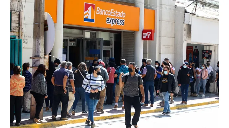 Decenas de personas en las afueras de Banco Estado Express