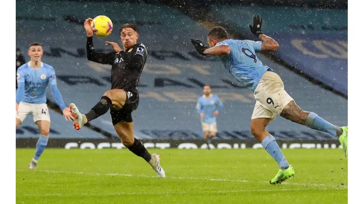 El City visita al Aston Villa que todavía tiene credenciales para clasificar a una copa internacional.