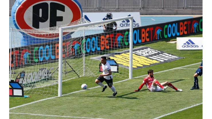 Esteban Paredes es el máximo goleador albo ante los universitarios.