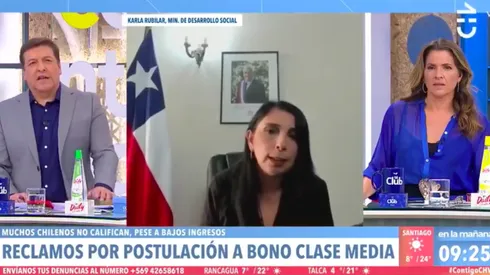 Julio César Rodríguez en pleno diálogo con Karla Rubilar. Mientras, Monserrat tomó palco.