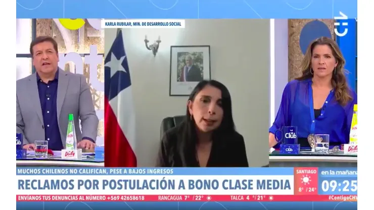 Julio César Rodríguez en pleno diálogo con Karla Rubilar. Mientras, Monserrat tomó palco.