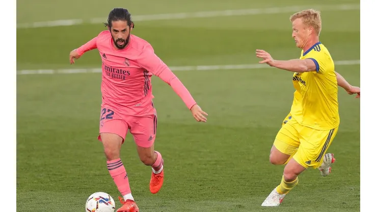 El Madrid visita al Cádiz mirando de reojo el liderato del fútbol español.