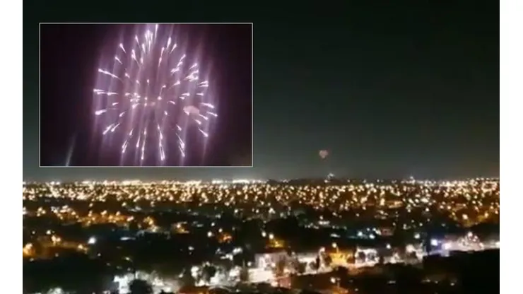 Barristas de Colo Colo lanzaron fuegos artificiales a las 19:25 horas.
