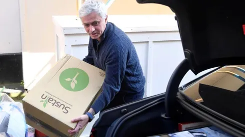 Mou saca sus cosas del auto tras ser despedido del Tottenham