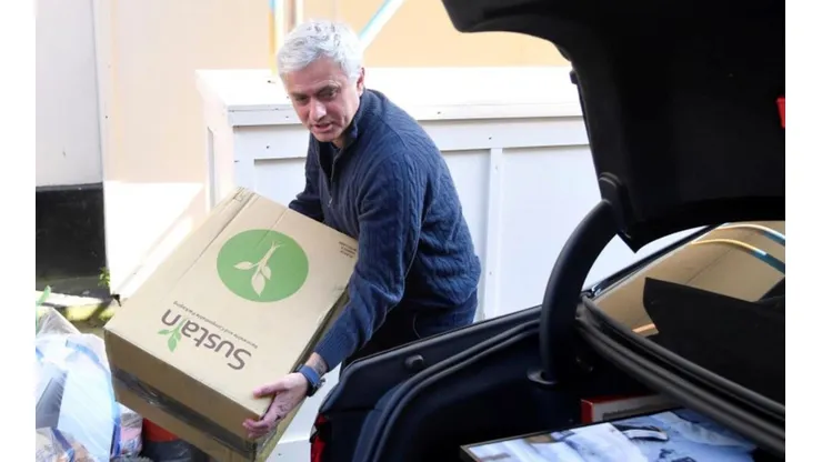 Mou saca sus cosas del auto tras ser despedido del Tottenham