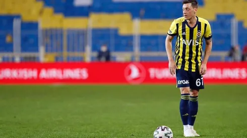 Ozil jugando en Turquía