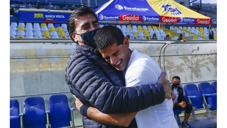 Barroso saluda a Quinteros en el duelo entre Everton y Colo Colo