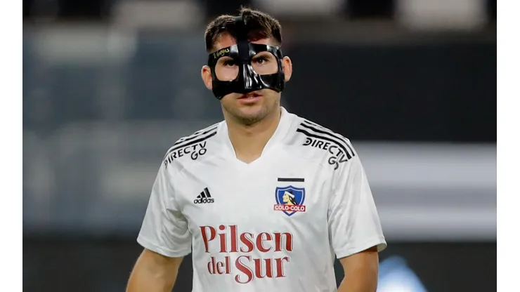 César Fuentes y su máscara pasan a la defensa de Colo Colo.