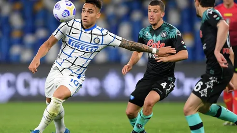 Inter rescató un empate ante Napoli y sigue liderando la Serie A.