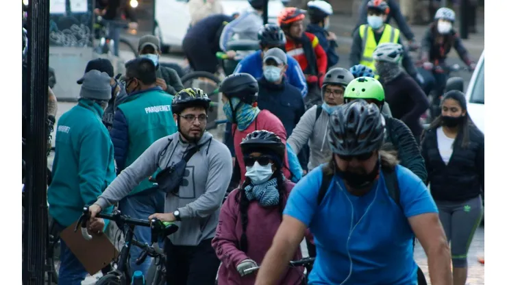 Chilenos se aglomeran en Parquemet usando la franja deportiva