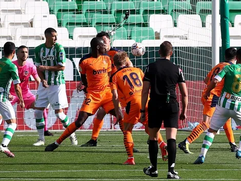 Par de golazos no le bastan a Betis que empata con Valencia