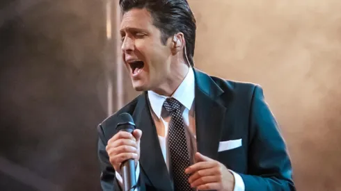 Diego Boneta sobre el escenario interpretando al Sol de México, en la segunda temporada de Luis Miguel, la serie.