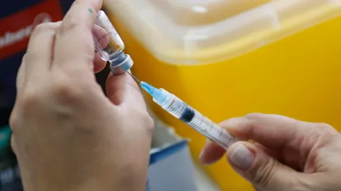 La penúltima semana de abril continúa con la vacunación de población sana.